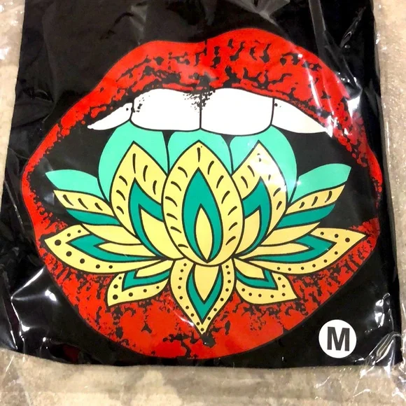 ❌SOLD❌✨Lotus Kiss Black Graphic Tee✨Brand New In Packaging✨ - Picture 7 of 8